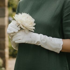 Elegant Vintage 1970s White Embroidered Women's Gloves